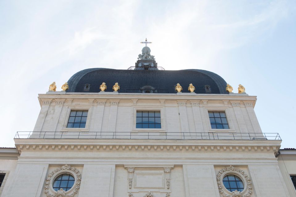 Historical and naughty tour of Lyon in french - Courtyards and old-door energy: what you’ll see between the big landmarks