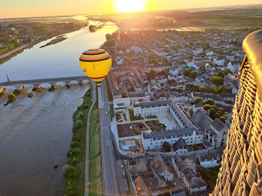 Hot air balloon flight:Chambord, Chenonceau,Cheverny,Blois - A bird’s-eye view of France’s royal garden