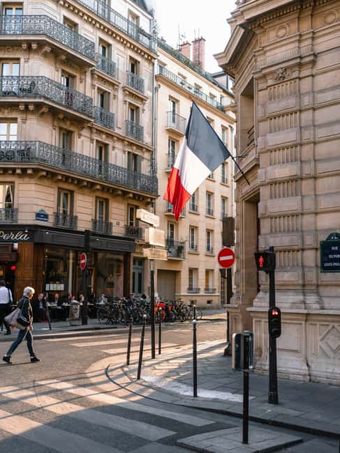 Île de la Cité: A Private Tour of Paris' Most Famous Monuments - Pont Neuf and the Seine views