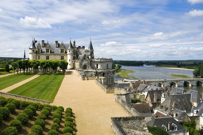 Incredible Loire castles tour with lunch and a vineyard visit - Chateau de Chenonceau: the castle over the river Cher