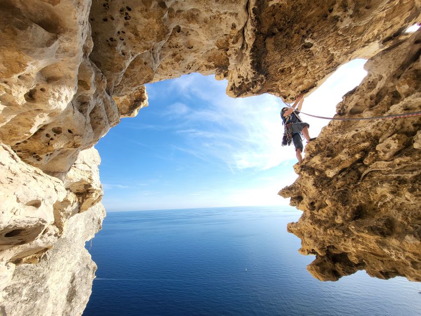 La Ciotat: Half-Day Trou Souffleur Rappel & Abseil Adventure - The 10-minute walk to the canyon