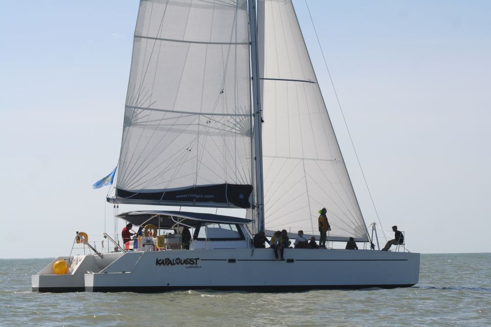 La Rochelle: Coastline Sailing Cruise - From the dock by Médiathèque to Kapalouest: how to get aboard quickly