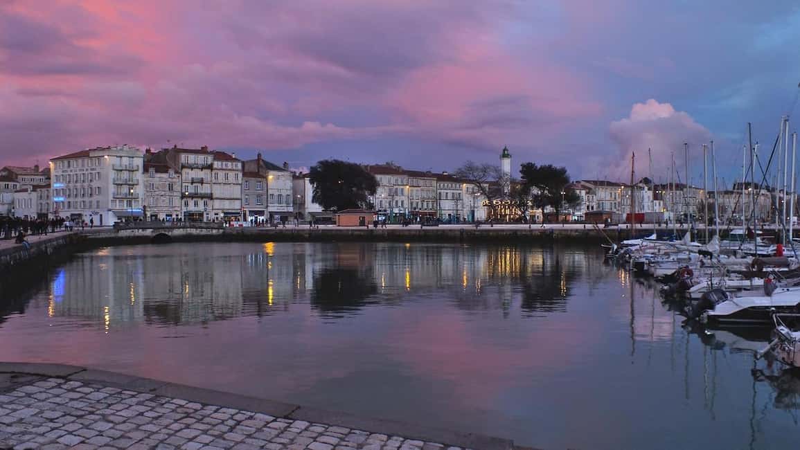 La Rochelle: Old Town and Vieux-Port Guided Walking Tour - What $112 buys you in 90 minutes