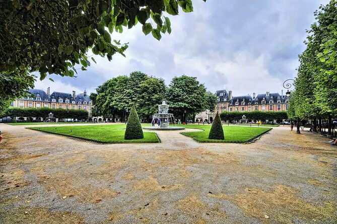 Le Marais Paris Private Transfers - Hôtel de Sully reveals the Marais behind the street
