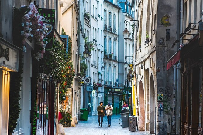 Le Marais Paris Private Transfers - Hôtel de Ville links the district to Paris government