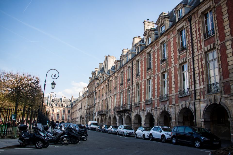 Le Marais: Pastry and Chocolate Food Tour - The guides make the experience (and you’ll feel that quickly)