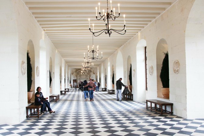 Loire Valley Castles Day Trip from Paris with Complementary Wine - Chenonceau: the Ladies’ Castle, wine tasting, and a river-spanning hall