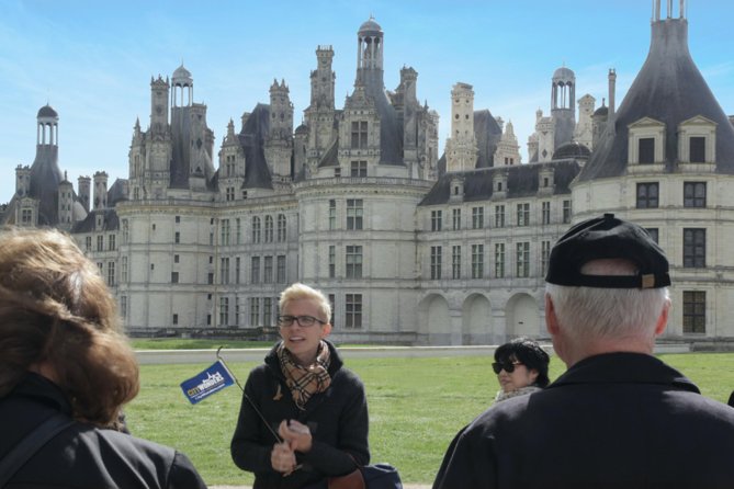 Loire Valley Castles Day Trip from Paris with Complementary Wine - Guides on the day: the difference between facts and a flowing story