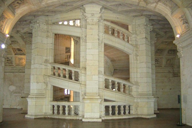 Loire Valley Castles Guided Day Trip from Paris in Minivan - A 7:00 am minivan route for three Loire hits
