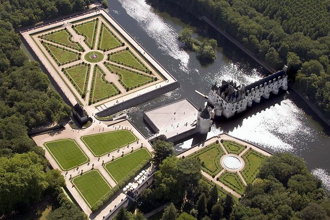 Loire Valley Castles Guided Day Trip from Paris in Minivan - Chambord: Renaissance scale and the double-helix staircase