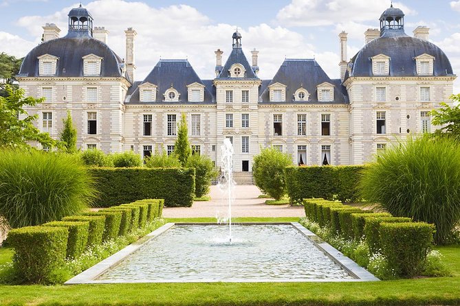 Loire Valley Castles Guided Day Trip from Paris in Minivan - Lunch reality: plan for options, not a perfect meal