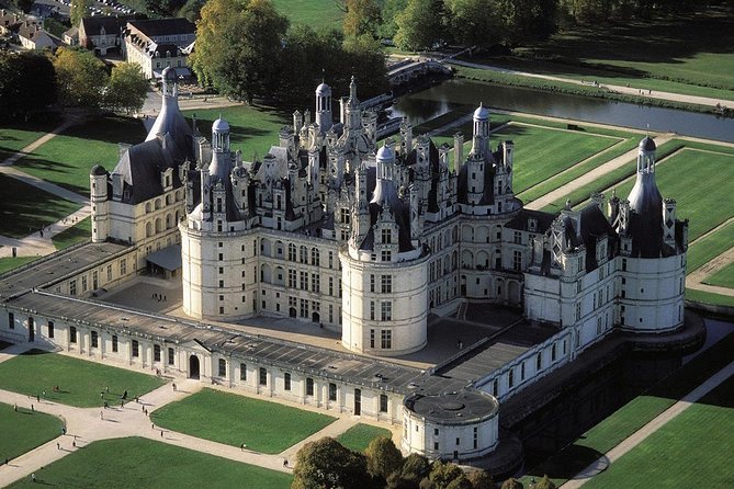 Loire Valley Castles Guided Day Trip from Paris in Minivan - Chenonceau: the Château des Dames and its riverside calm
