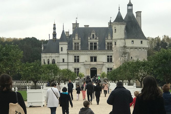 Loire Valley Castles Small-Group Day Trip from Paris - The guide on board: what you can expect (and how to get more out of it)