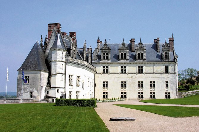 Loire Valley Castles Small-Group Day Trip from Paris - Château de Chambord: Renaissance fireworks with the double-helix staircase legend