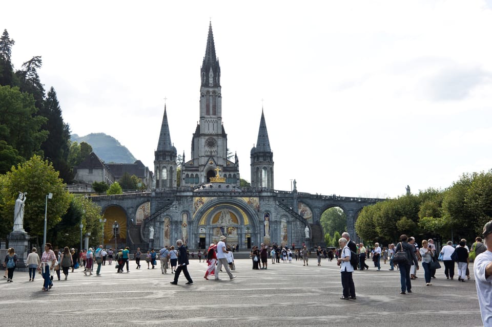 Lourdes: Private Guided Tour in the Sanctuary - Basilicas on the Domain, including Saint Pius
