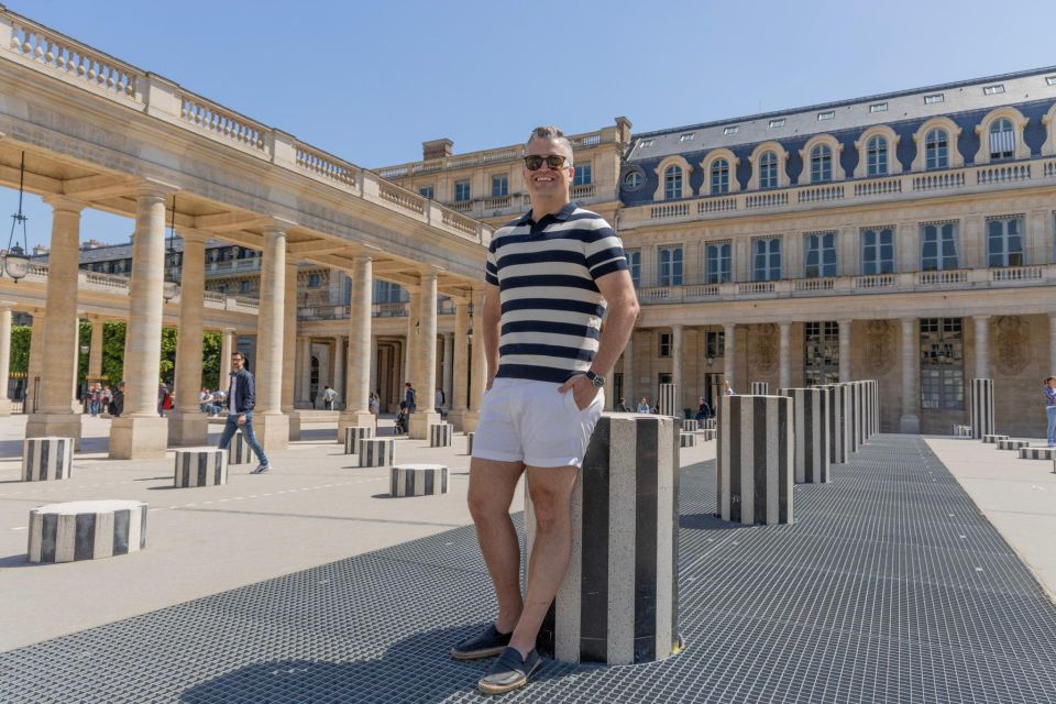 Louvre area photo shoot by Paris photographer - The Louvre pyramid: Paris’s essential backdrop