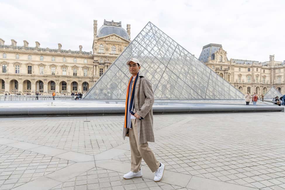 Louvre area photo shoot by Paris photographer - The photographer’s style and personal attention