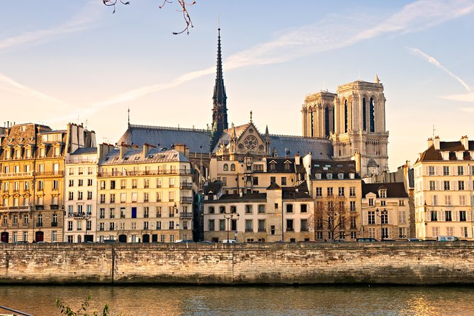 Louvre Evening Escape - Avoid The Crowds! Exclusive Guided Tour - Inside the Louvre: priority entry plus a focused art route