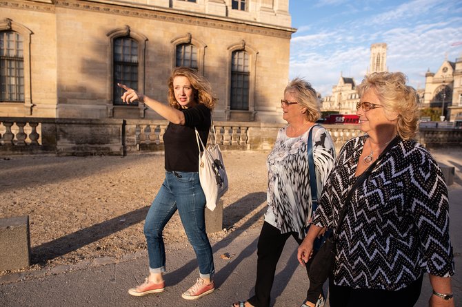 LOUVRE PRIVATE TOUR: Priority Access tickets & Local expert guide - Entering the Louvre the smart way: meeting at the Pyramid