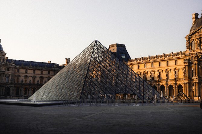 Louvre Private Tour – The Essentials and More with Expert Guide - Meeting point at Cour Napoléon: start with the right landmark