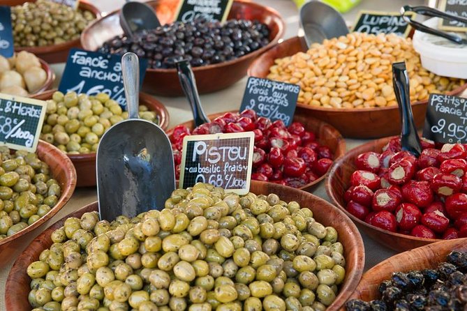 Luberon Market & Villages Day Trip from Aix-en-Provence - Lourmarin on Friday: the market that turns into a picnic