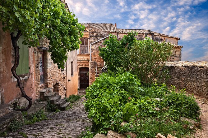 Luberon Small-Group Day Trip from Avignon - Ménerbes: a fortified village with a literary Provence connection