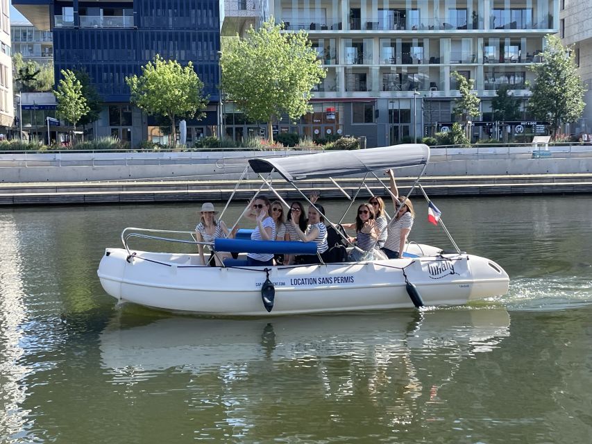 Lyon: Boat Rental without a License - Your tourist map and booklet: using the sights as a guide