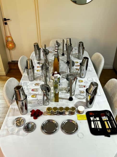 Lyon: Cocktails Chez Vous creation and tasting workshop - Why the private group size matters