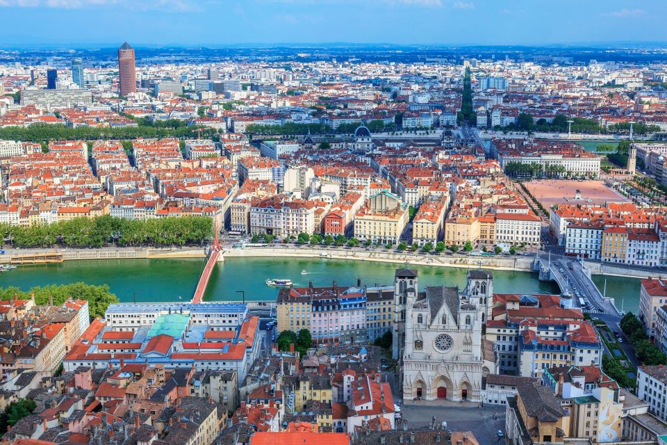 Lyon: Express Walk with a Local in 60 minutes - Vieux Lyon in a compact hour