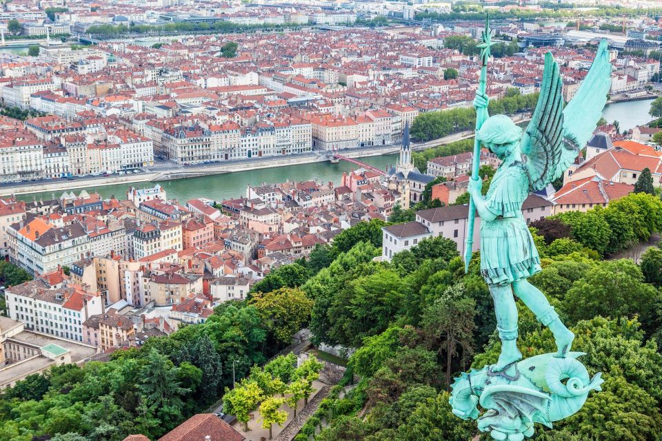 Lyon: Express Walk with a Local in 60 minutes - Food, bars, and daily Lyon life