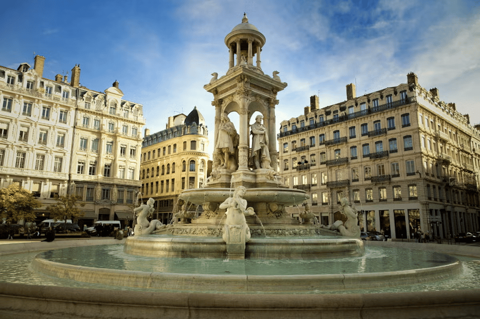 Lyon: Guided tour of Lyon - Saint Nizier church and the approach to Place Bellecour