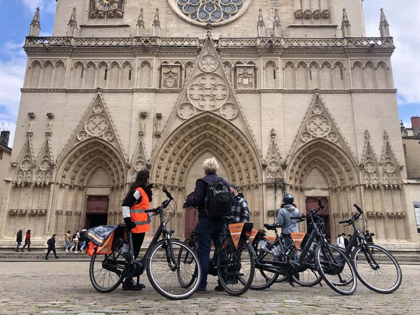 Lyon: Highlights Bike Tour - Croix-Rousse, the Fresque des Lyonnais, and Place des Terreaux