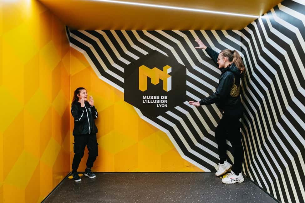 Lyon: Musée de l’illusion Entrance Ticket - Photo setups that make you look like you’re floating or shrinking