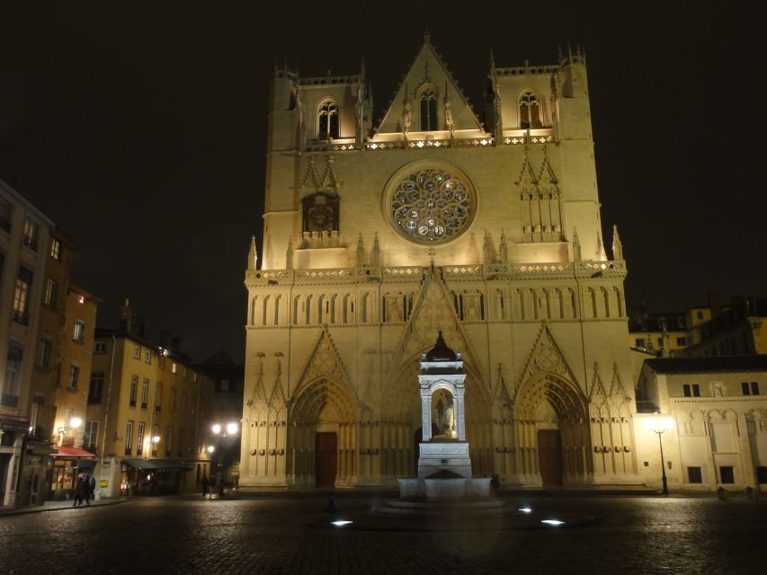 Lyon: Old District Private Guided Walking Tour - Entering Vieux Lyon on your terms: 2 hours that actually fit