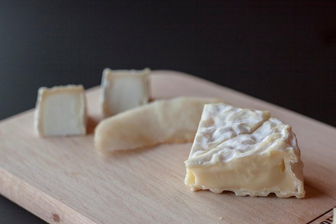 Lyon Old Town Food Tour with 6 French Delicacies & Fine Wine - Place Bellecour to Voisin: the secret chocolate pickup plan