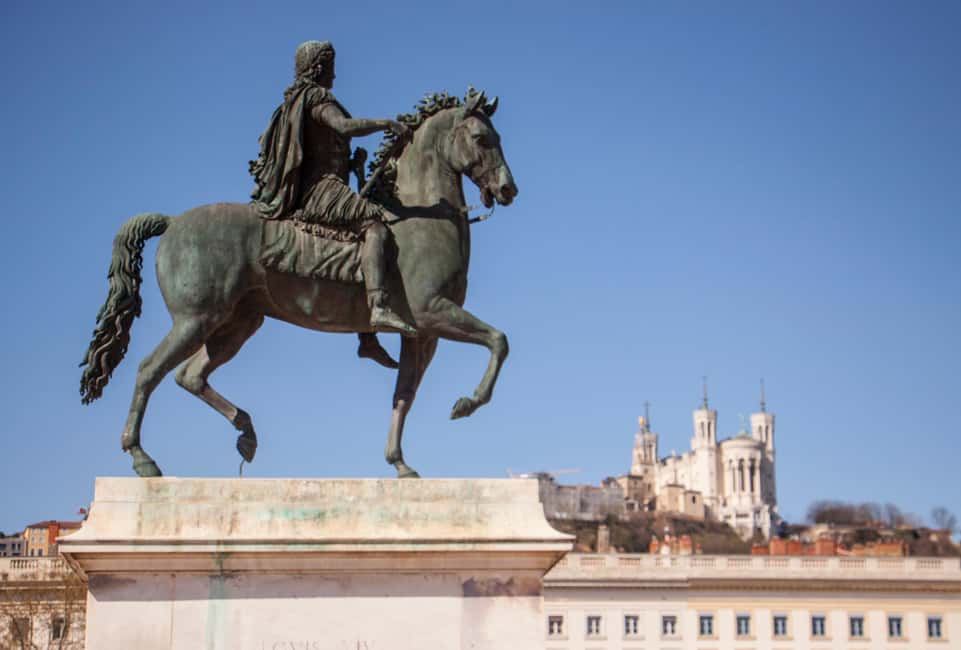 Lyon: Old Town Food Tour with 6 French Food Tastings & Wine - Canut breakfast tasting: Lyon’s silk-worker flavor story
