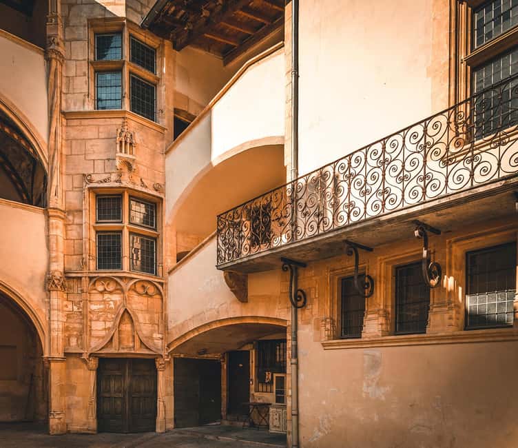 Lyon: Private Traboules Tour – Hidden Passages - Croix-Rousse passages: Canuts, daily work, and quick routes