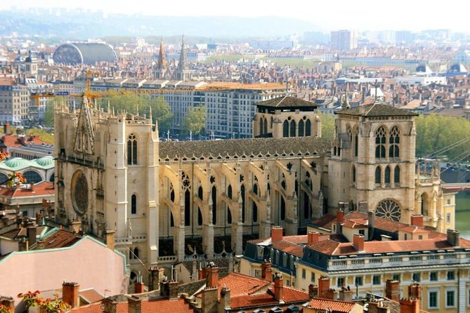 Lyon Private Transfer from Lyon Airport (LYS) to City centre - Choosing between the sedan, minivan, and minibus