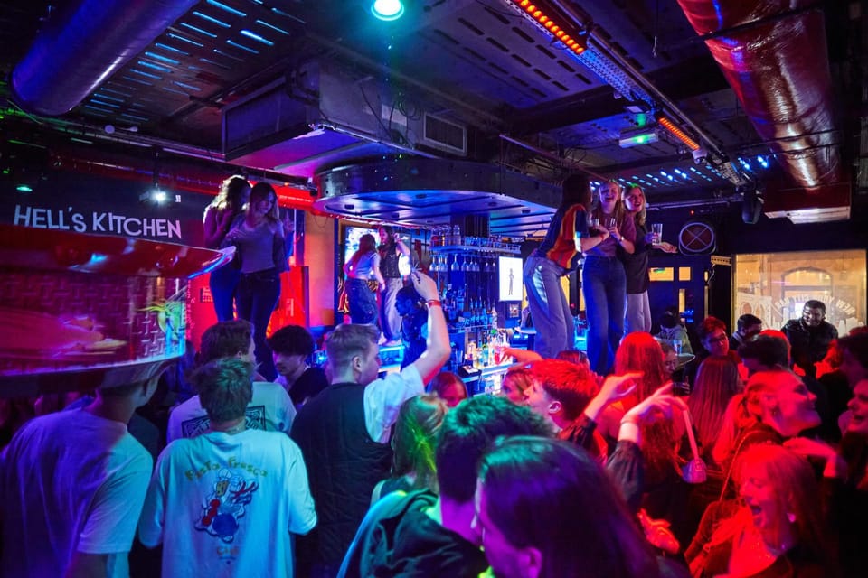Lyon: Riviera Bar Crawl Party with Free Shots and Vip Entry - The first bar sets the pace