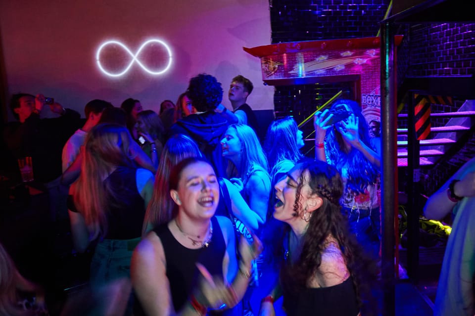 Lyon: Riviera Bar Crawl Party with Free Shots and Vip Entry - Is $23 a fair price?