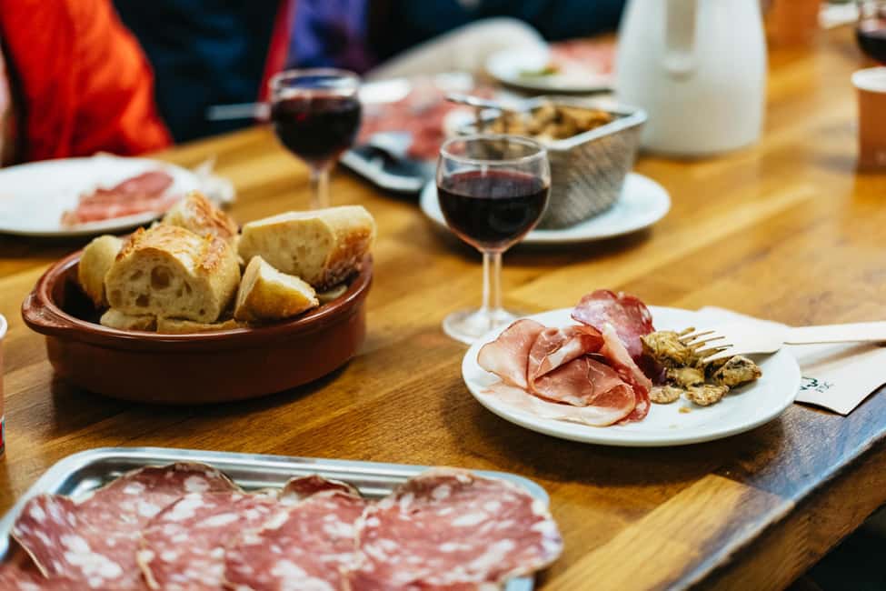 Lyon: Vieux Lyon Food Tasting Walking Tour - Why Vieux Lyon Tasting Beats One Restaurant Meal