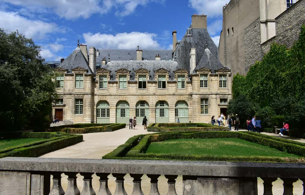 Marais: Discover the Medieval Heart of Paris - Starting at Bastille and entering the old quarter