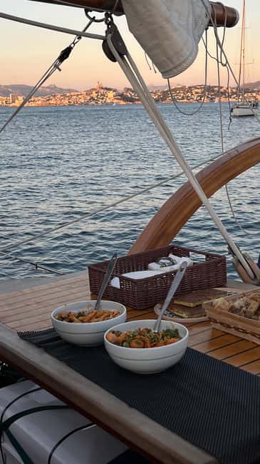 Marseille: Evening sailboat trip to the Calanques du Frioul with buffet and organic wine - Marseille Old Port to Frioul: the view is the whole point