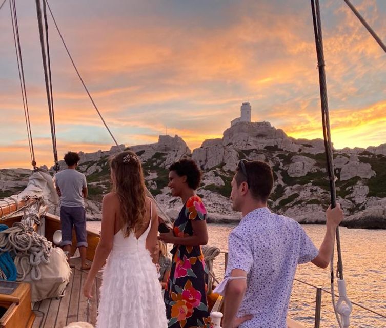 Marseille: Frioul Islands Sunset Cruise with Cocktail Dinner - The Sail-Out: Getting Views Before the Light Turns Magical