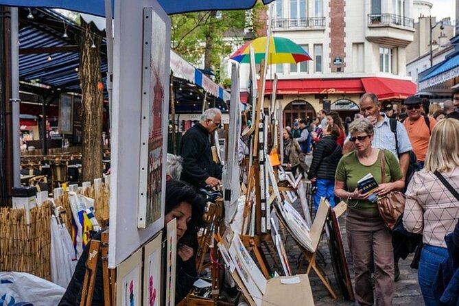 Montmartre and the Sacré-Coeur with the best guides in Paris - The included pie stop: a small break that helps you keep going