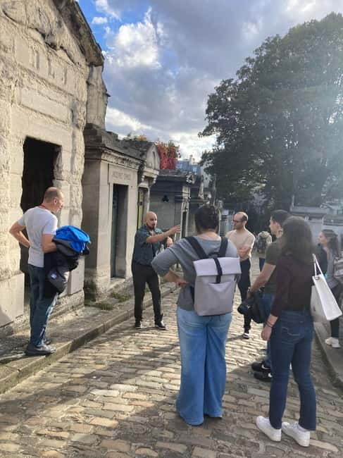 Montmartre for Art Lovers - Walking tour with Expert Guide - Billy’s trivia and prize system: the secret sauce for staying focused