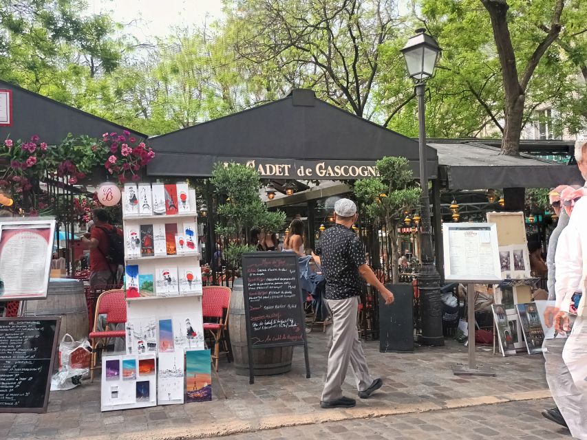Montmartre: Guided Tour for Kids and Families - Place du Tertre: the artist square, guided so kids don’t melt down