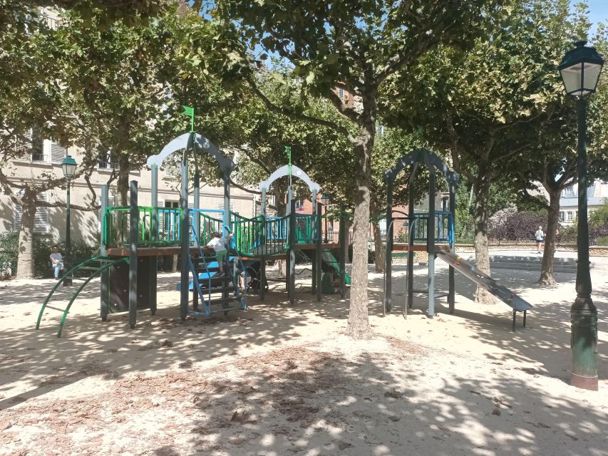 Montmartre: Guided Tour for Kids and Families - Abbesses: the I love you wall plus the age-limited carrousel
