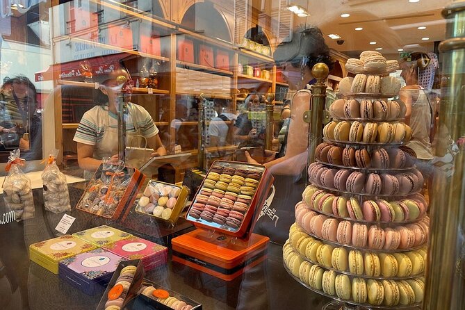 Montmartre Hill French Gourmet Food and Wine Tasting Walking Tour - Le Mur des Je taime and Place du Tertre: Art Meets Appetite