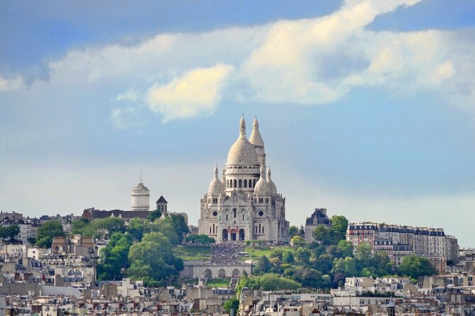 Montmartre’s heritage with specialties tasting Private Tour - Walking into Montmartre’s artist quarter